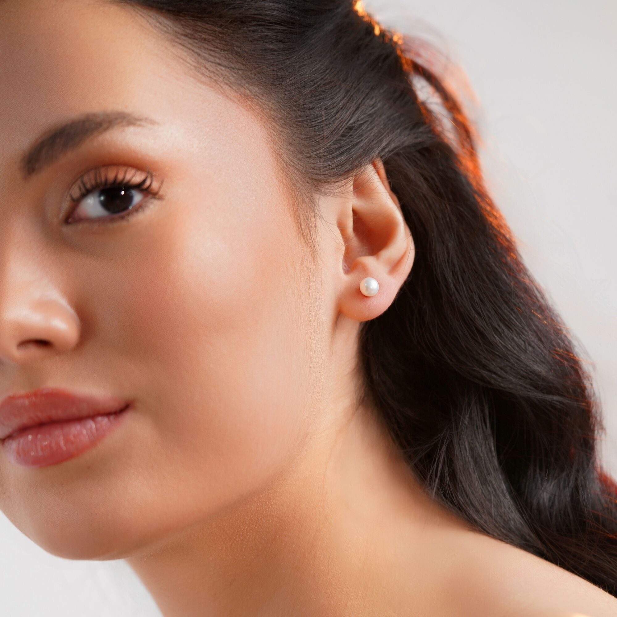 A model wearing a pearl stud