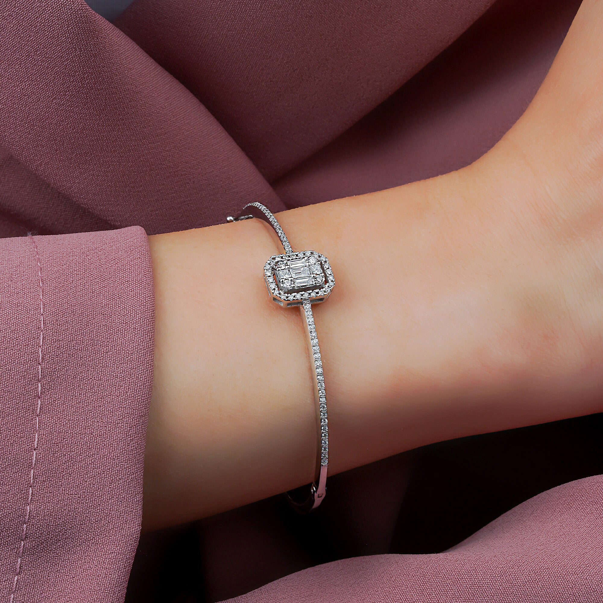 Diamond Bangle in 14K Gold / Center Bangle