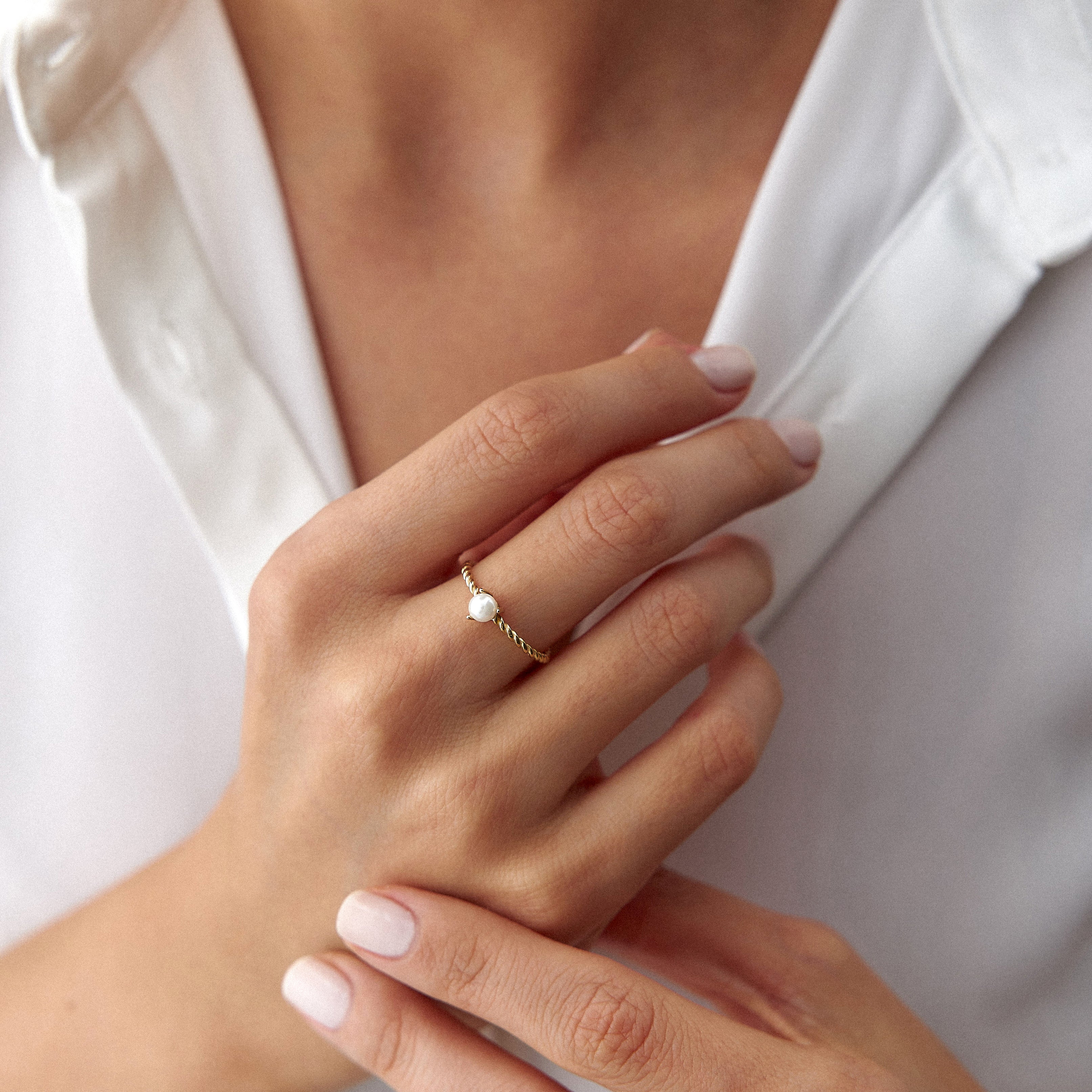 Solitaire Pearl Ring in 14K Gold