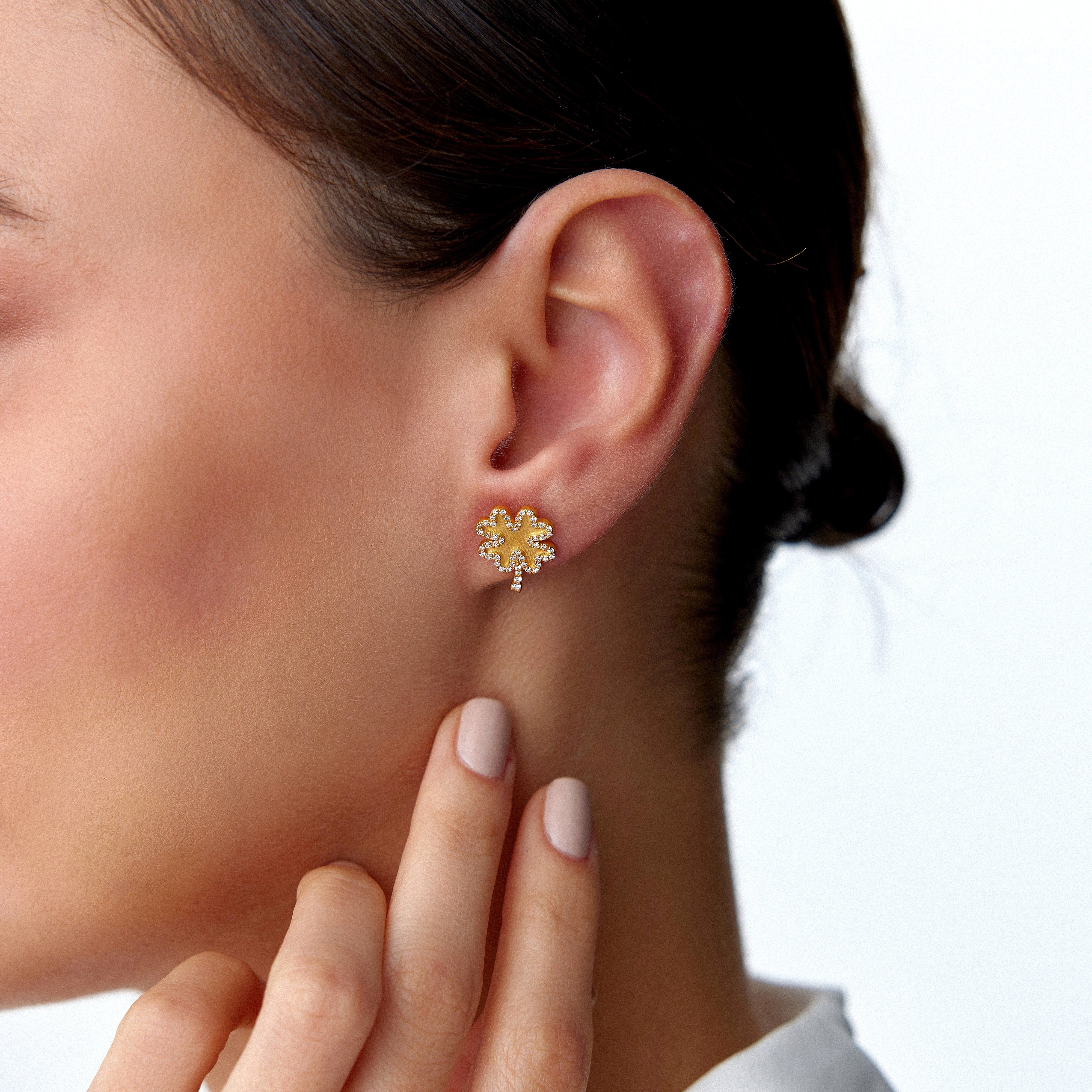 Diamond Matte Clover Stud Earrings / FORTUNA