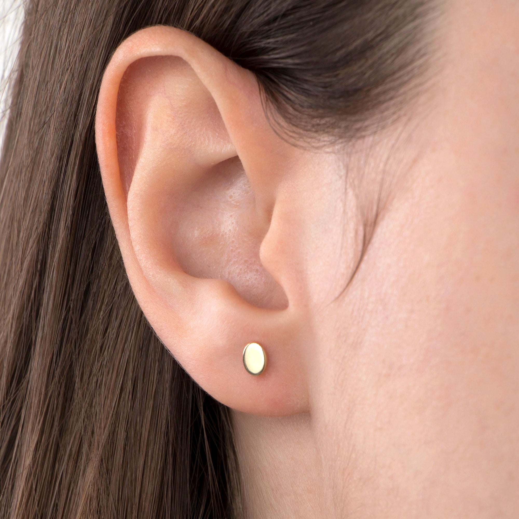 Single Mini Oval Stud in 14K Gold