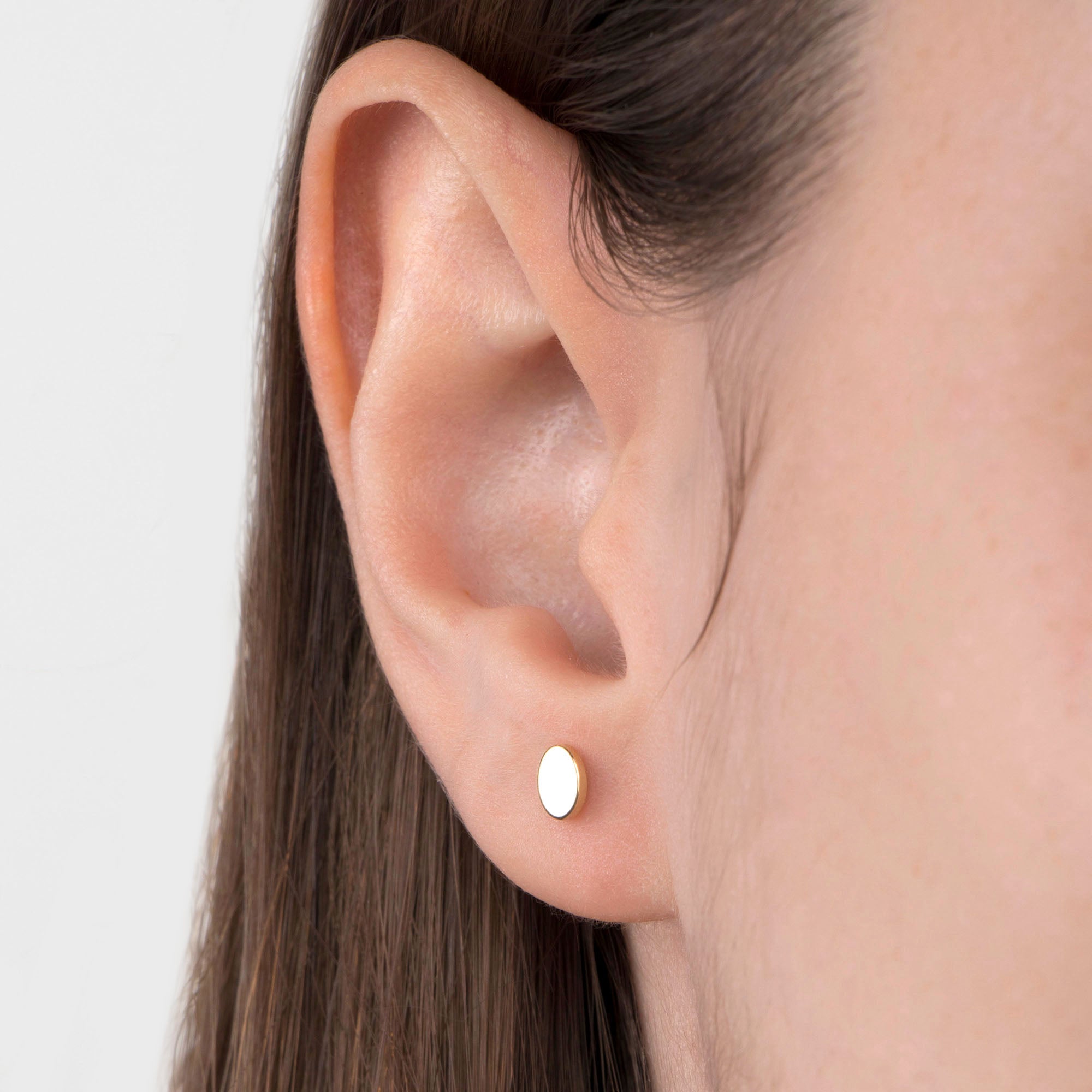 Single Mini Oval Stud in 14K Gold