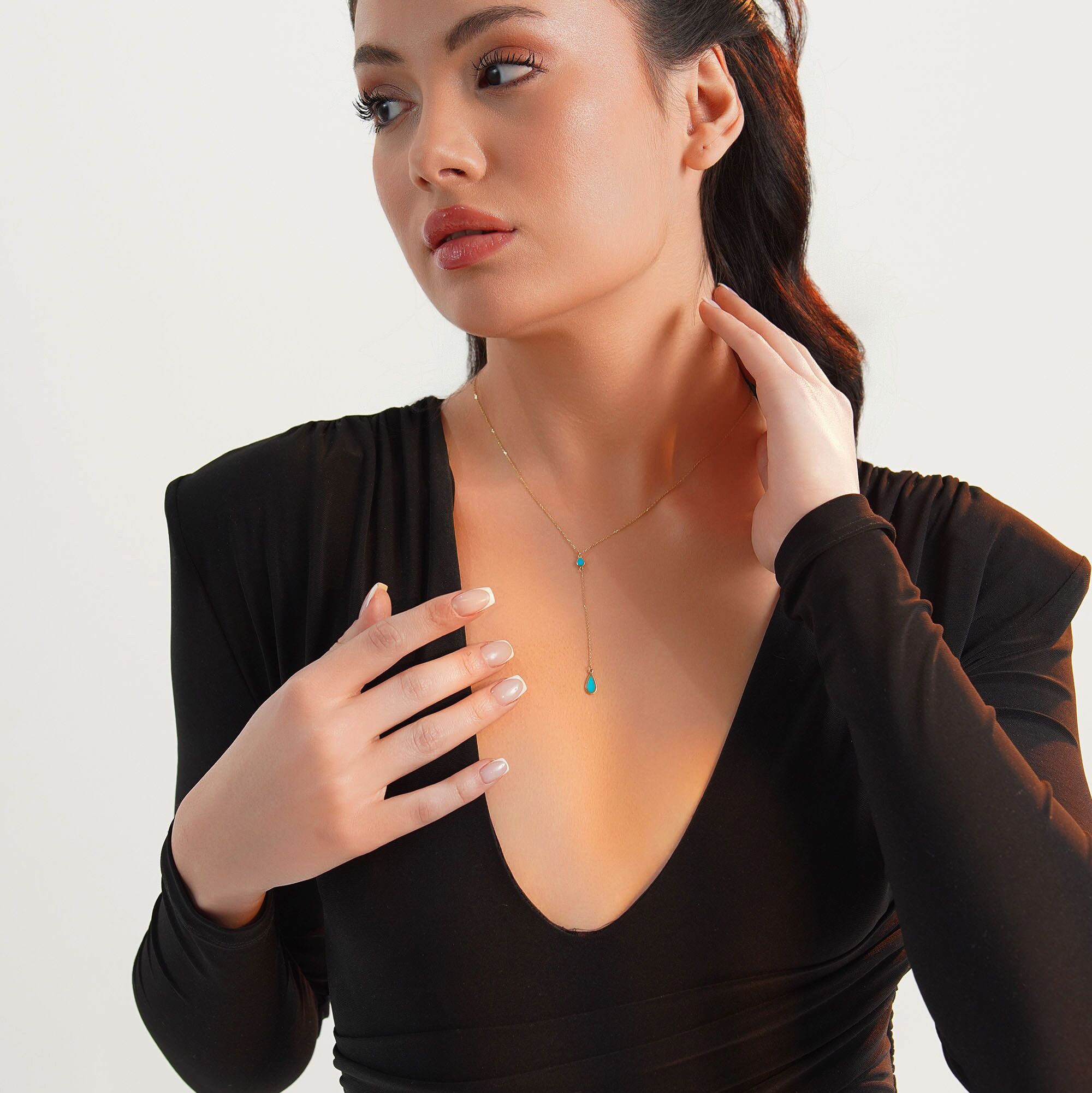 A model wearing a 14k yellow gold raindrop lariat necklace
