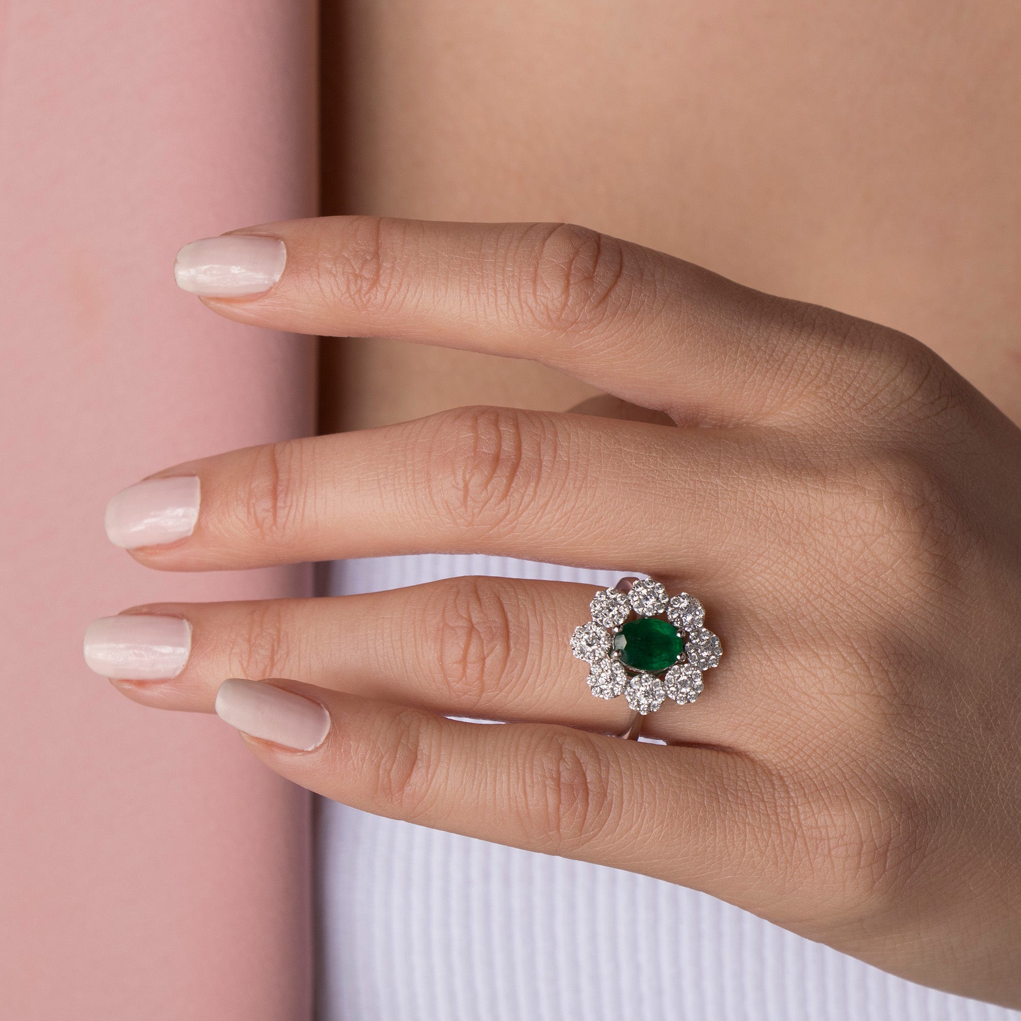 Central Emerald Ring in 18K Gold