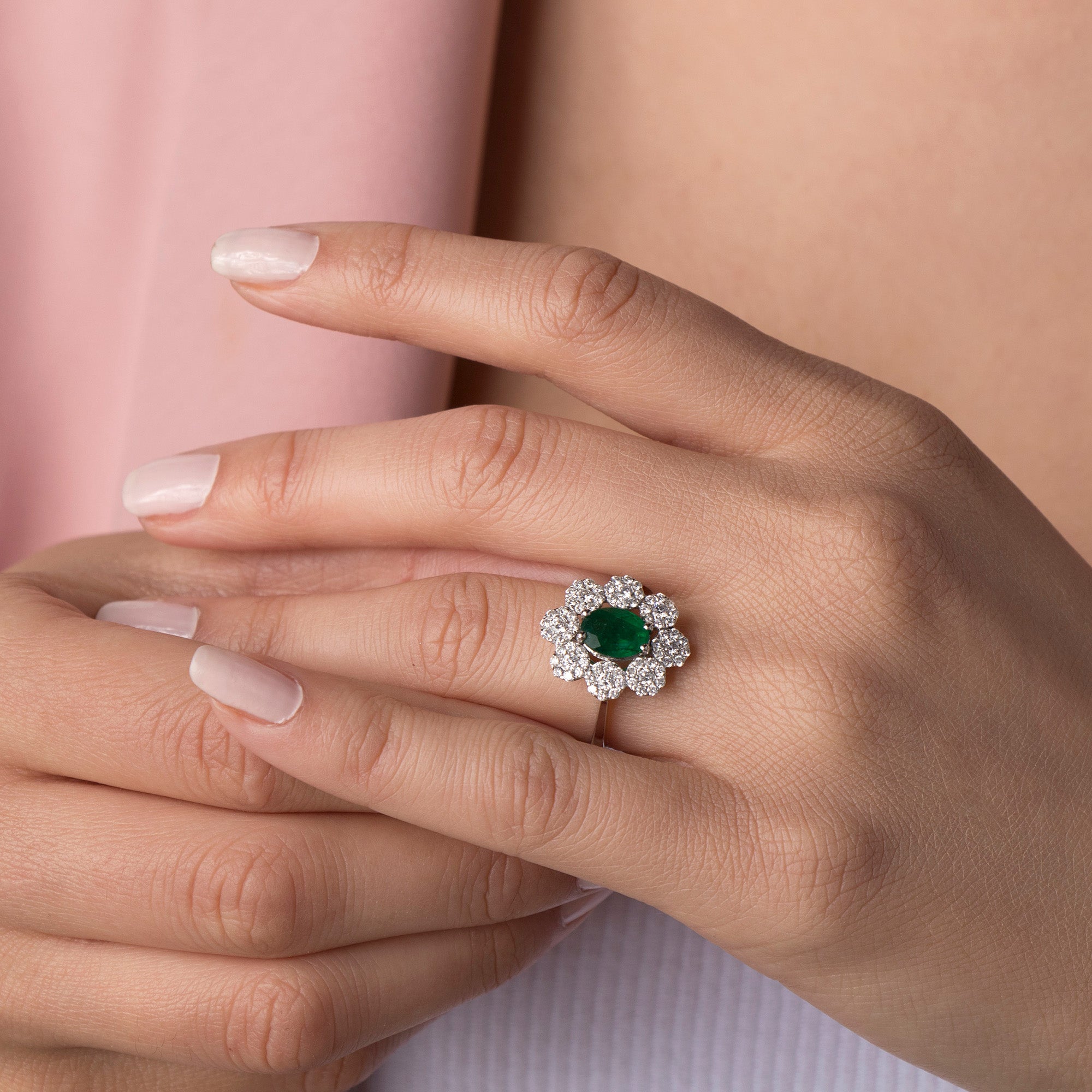 Central Emerald Ring in 18K Gold