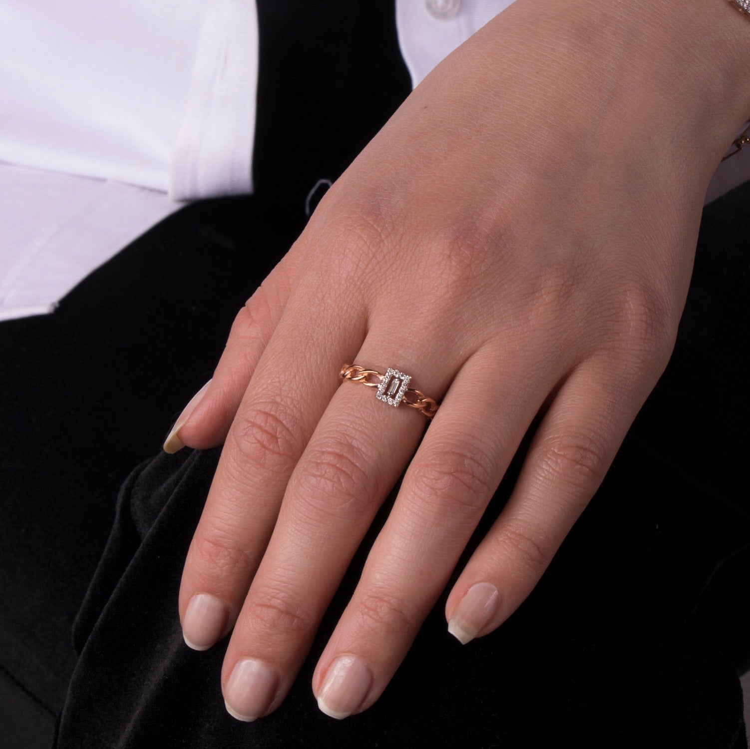 Mini Baguette Center Chain Ring in 14K gold