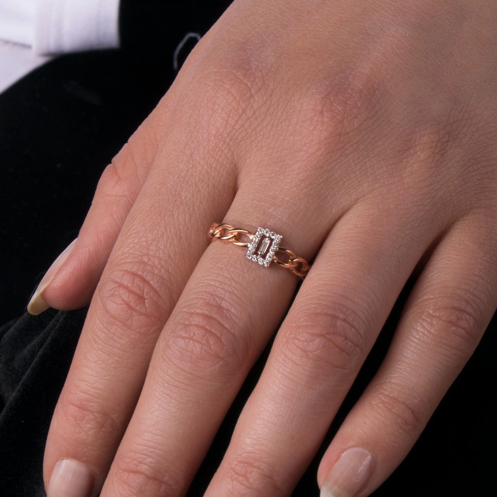 Mini Baguette Center Chain Ring in 14K gold