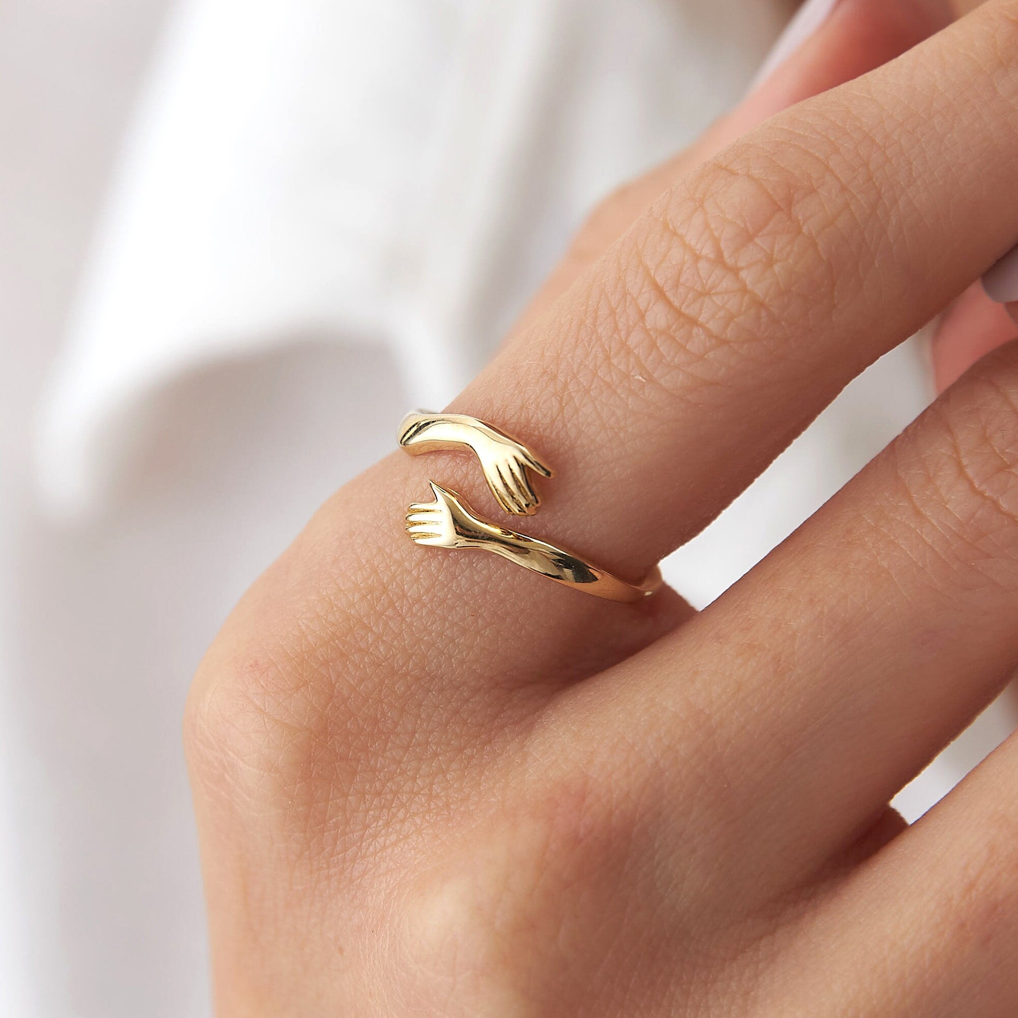 Hug Ring in 14K Gold
