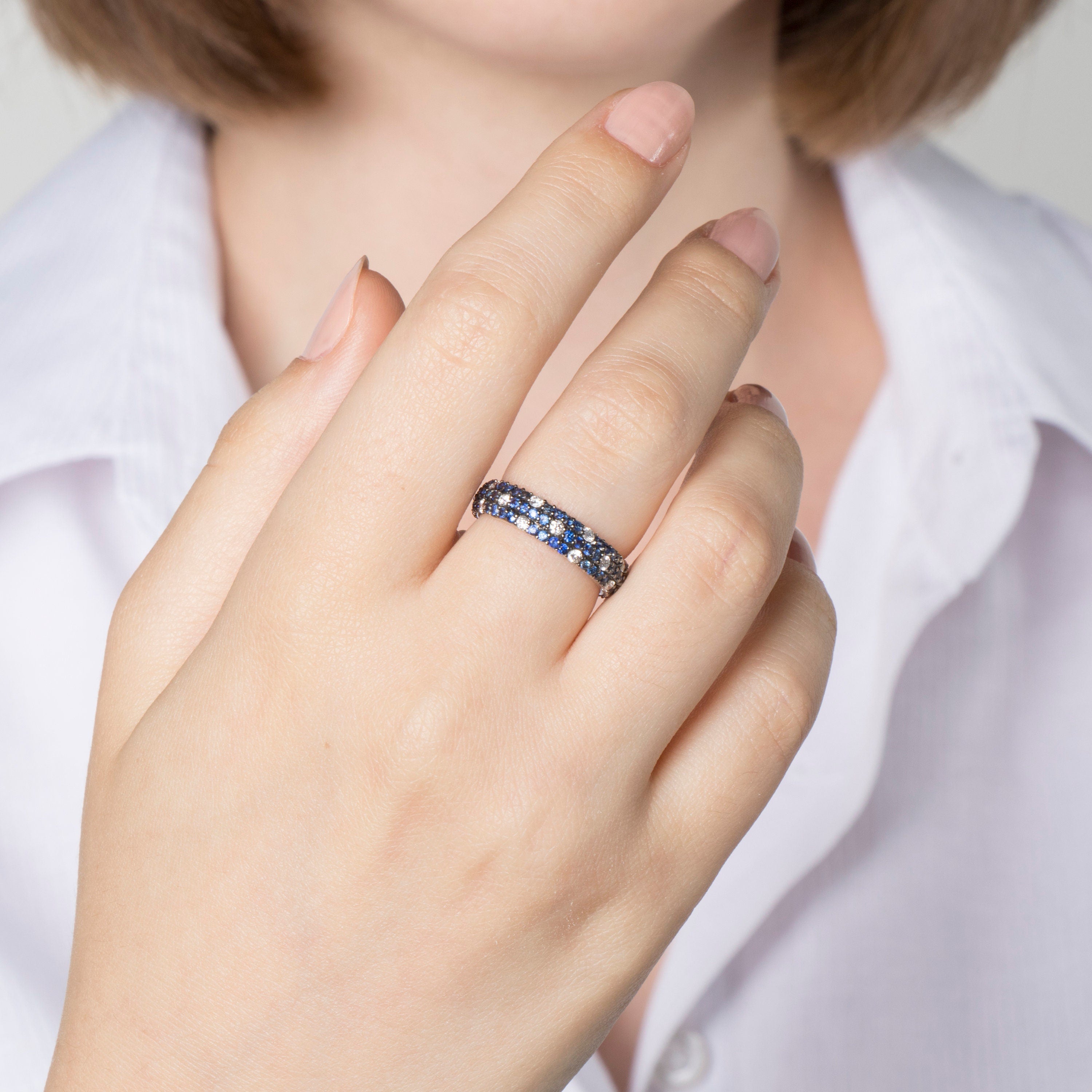Sapphire and Diamond Eternity Ring in 18K Gold / Blue Classic