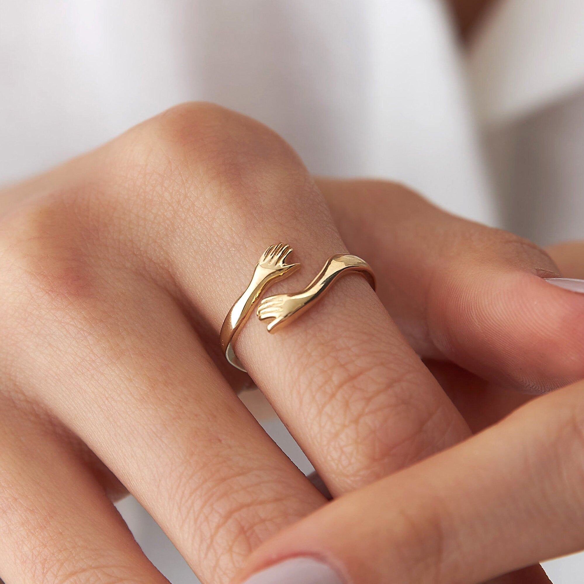 Hug Ring in 14K Gold